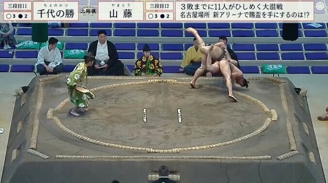 千代の勝と山藤の投げの打ち合い