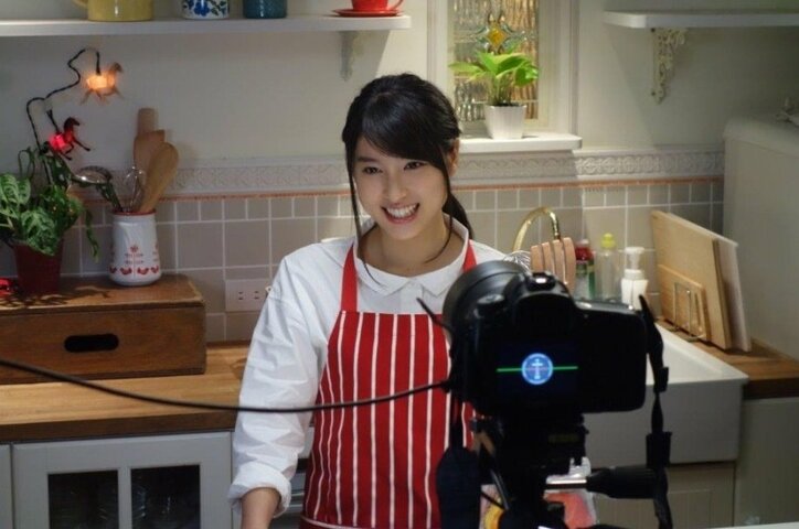 土屋太鳳、バレンタインCMオフショット披露　「キュンキュンする」と反響