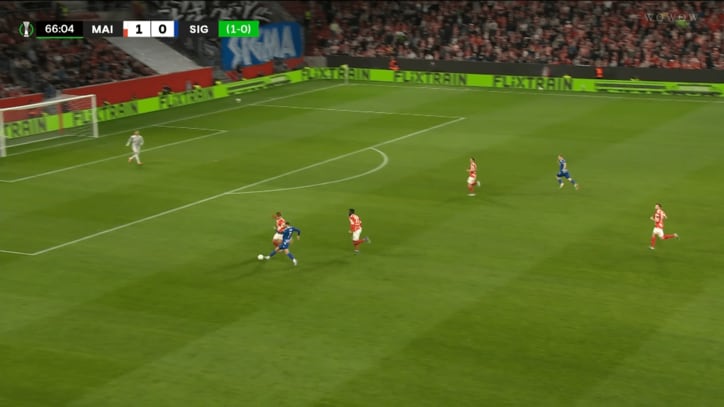 一瞬で詰めてボール奪取