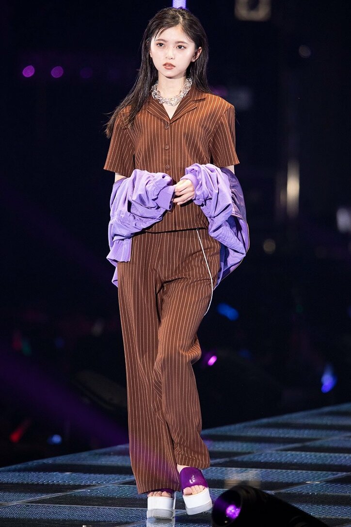 齋藤飛鳥が魅せたステージ先端の甘噛みに大歓声、乃木坂46が『TGC』に登場