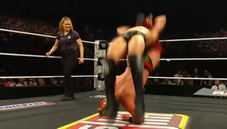 【写真・画像】「刺さった」「凄すぎて客が引いている」攻めも受けも“エグすぎる”レスラーの攻防にファン騒然　1枚目