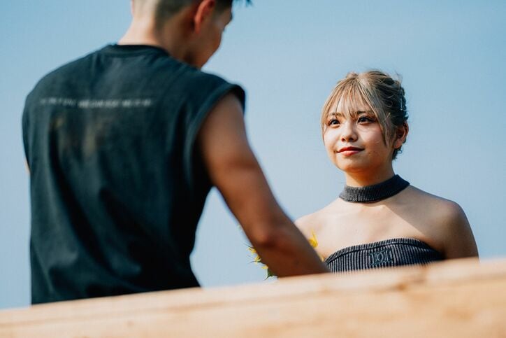 【写真・画像】黒ギャルJK、美肩あらわな露出多め私服で大胆イメチェン!気になる男子からまさかのプロポーズも!?『オオカミくん』3話 2枚目