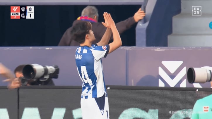 謝罪パフォーマンスをする久保