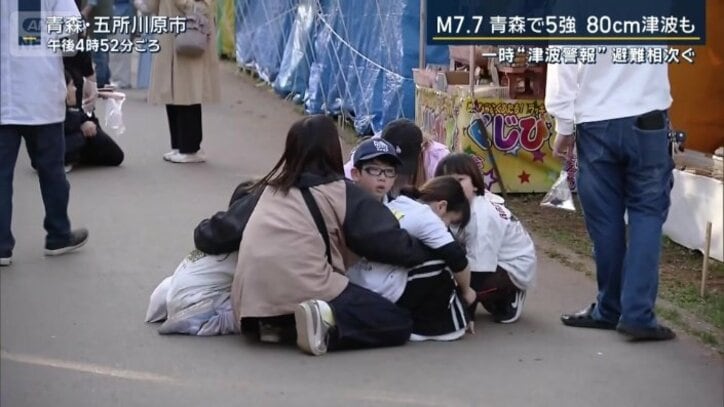 座り込んでしまった家族