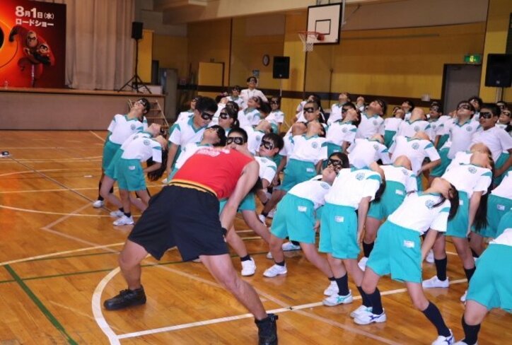 サンシャイン池崎、100人の小学生たちとキレキレダンスを披露