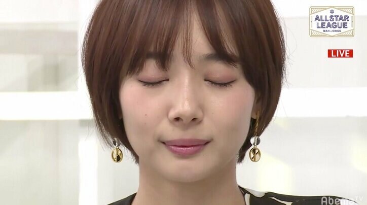 モデル兼プロ雀士　岡田紗佳がドラフト指名祝う「サクラメイク」を披露