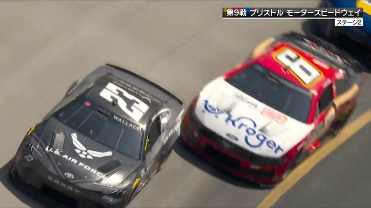 【写真・画像】後方から突かれるのは当たり前!? アメリカで人気のストックカーレースで迫力の接触シーン「ガンガンいくw」　1枚目