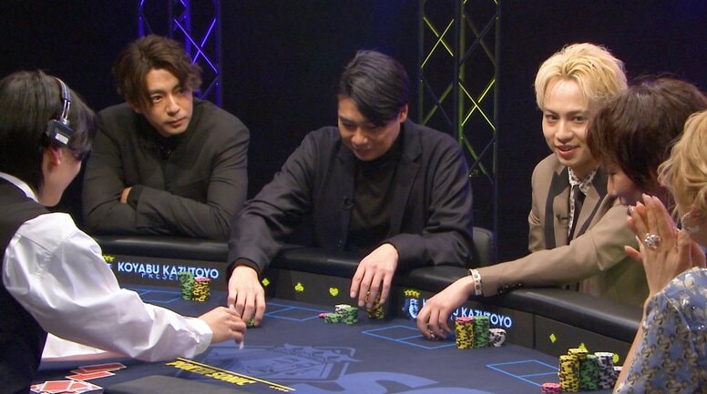 「あんまりテレビで見ない」イケメン俳優と人気芸人の“対照的すぎる”表情にスタジオ爆笑…異色ポーカー対決が「AIが作った動画かと」