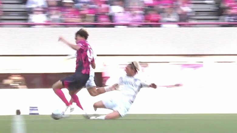 「レッドだろあんなの」「足裏は見せてない」長崎MFがハードな“後方タックル”でカウンターストップ→イエロー判定でファン物議