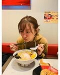 松本まりか、可愛すぎる“ラーメンパクつき”ショットを公開し反響「はぁ尊い」「実にいい表情」