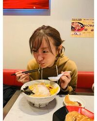 松本まりか、可愛すぎる“ラーメンパクつき”ショットを公開し反響「はぁ尊い」「実にいい表情」