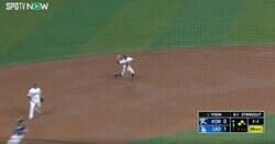 コンバートしたばっかじゃねえのかよ！「エグすぎる」「これがメジャー」 球場騒然の“爆肩レーザー”が炸裂→ストライク神送球で間一髪アウト！ 急造ショート・ベッツの鬼守備が話題に