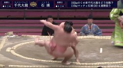 無観客の館内に「ドスン」と響く転落音　千代大龍の左足負傷に心配の声「すごい音がした」