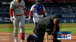 現地解説も思わず「Wow…」ファウルが鎖骨直撃で主審が悶絶の衝撃的瞬間　試合続行でスタンドから拍手