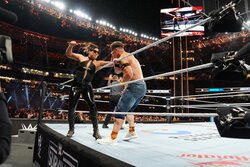 ある意味“歴史的”ワンシーン？ 怪力デカ女レスラーが引退間近レジェンドを「ひょいっ」と持ち上げ…カメラが捉えた“大迫力ショット”