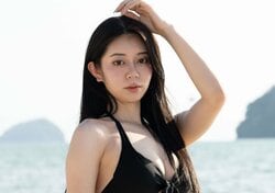 現役女子大生のラウンドガール、水着姿で抜群のスタイル＆セクシーな話術で男子を誘惑