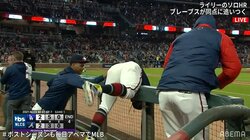 「何しとんw」「ケンカ？」同点弾直後にベンチで起きた“珍事”がファンの間で話題に