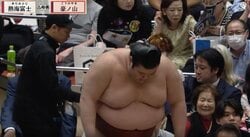「どうした？」熱海富士に異変？ 197kgの巨体があっさり土俵を割る姿に「おかしかった」「この段階で棒立ち」放送席も訝る