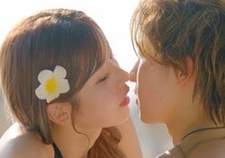 9頭身モデル美女、ビキニ姿で交際経験ゼロの男子の唇を奪い…マッサージからのキスに「嘘でしょ？」