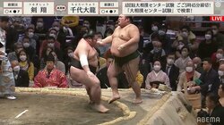 強烈な張り手にふらつく力士 「右フックのよう」「泣きそうな顔だった」実況もファンも驚き