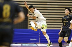 「ゴラッソー！」実況が興奮、ボール奪取からわずか“2秒” 芸術的なアウトフロントシュート