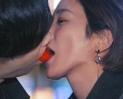 夫の不倫で離婚＆自己破産した美人シンママ、イケメン元Jリーガーと“いちご”を使った長く激しいキス…真木よう子も興奮「よくやめれるな」