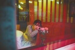 長濱ねる、“ほろ酔い”で窓の外を見つめる一枚 2nd写真集から先行カット第11弾