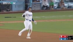え、入った！？ 大谷翔平、もはや意味不明すぎる　本人もビックリ…？ どん詰まり“怪力弾”で見せたリアクションが話題に「凄まじい怪力」「外野フライを着弾w」