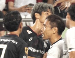 「熱くなりすぎだろ」大迫勇也、激昂！謝る相手を突き飛ばす…“仲裁”の長友佑都には称賛の声「冷静に引き剥がすのさすがです」