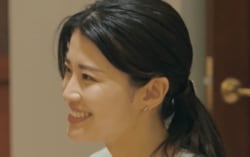 AIに「売れ残り」と宣告された34歳美人女優、クール系イケメンの“壮絶過去”に「ギューしてあげたい」