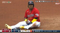 そこはベースじゃなかったー！牽制死の選手、まさかのスパイクタッチ「手、踏まれた！」猛アピールも実らず怒りと悲しみに暮れる