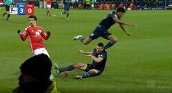 スタジアム騒然！「大丈夫かよ…」「痛すぎる」 強烈なヒザ蹴りが頭部に直撃した衝撃の瞬間　爆速スピードのままチームメイトからまさかの殺人タックル