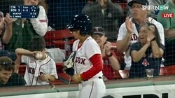 ファウルボールだって“宝物”！ 球場スタッフからそっとプレゼントされた子どもファン、うれしさに大泣きのほんわかシーン 実況も「ナイスプレイ！」