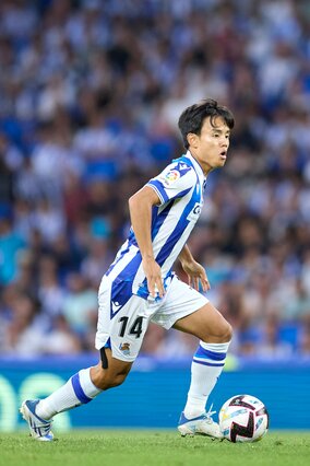 「日本が誇るコラボ」トヨタが久保建英所属のソシエダのスポンサー契約を前進！ 車の前での「背番号12ユニフォーム」写真を公開で、「ラ・レアルは無敵」の声