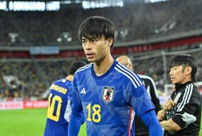 「よくこの瞬間綺麗に撮れたな笑」三笘薫がリバプール戦前に「敵地でウインク」披露！ 「かっこよすぎ」とファン歓喜の、ピッチ上の決定的瞬間