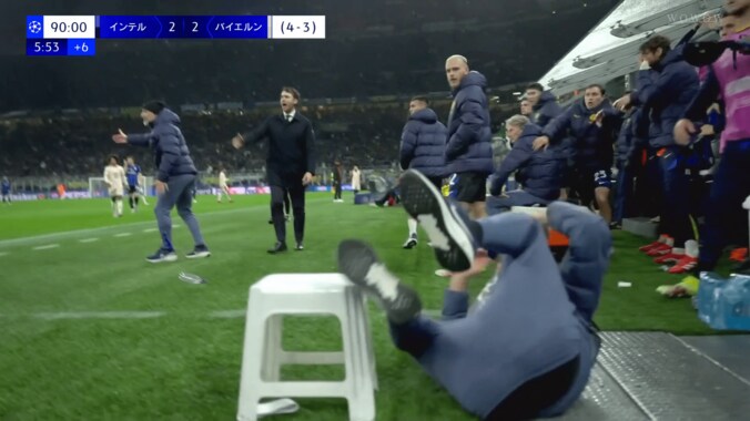 “ボールボーイ突き飛ばし”が物議！「暴行だ」「子供を押すなんて…」「少年が挑発した」「誰でも同じ反応をする」バイエルンDFに批判と同情 5枚目