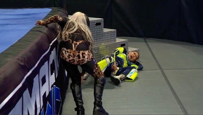 悶絶するジュリア（写真右奥）