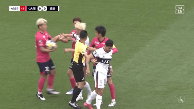 「レオ・セアラが悪いのに…」鈴木優磨はなぜ激昂？ 突き飛ばされて大口論展開の西尾隆矢は「よくあることだし、試合後には挨拶も」と遺恨なし強調 2枚目