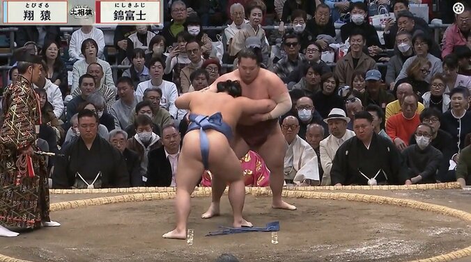 「蹴ったw」「蹴飛ばした」幕内の取組で“珍光景” 咄嗟の判断と行動に館内どよめき 3枚目