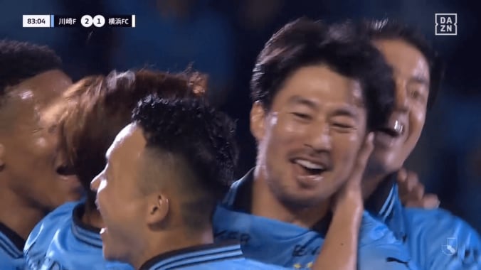 「なにやってんだ…」J1リーグの“衝撃オウンゴール”にファン騒然！「焦りすぎ」「歴史に残る映像」「全員ズコーッだわw」痛恨すぎたオーバーヘッド失敗の瞬間 5枚目