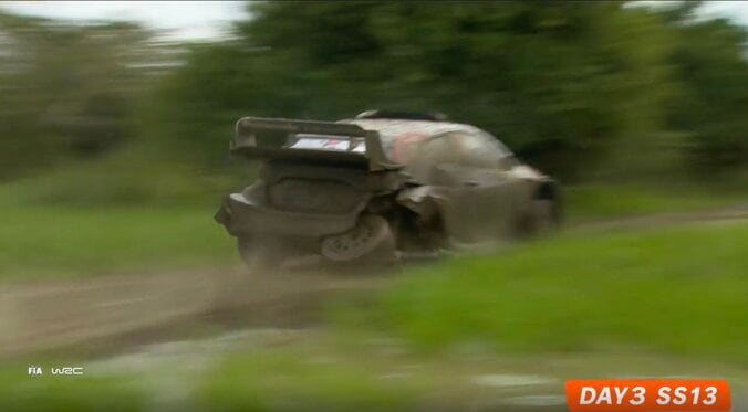 「うそだろ」大荒れ世界ラリーでGRヤリスが“信じられない姿”で激走「サスむき出し」「もげてる」驚く声相次ぐ 3枚目