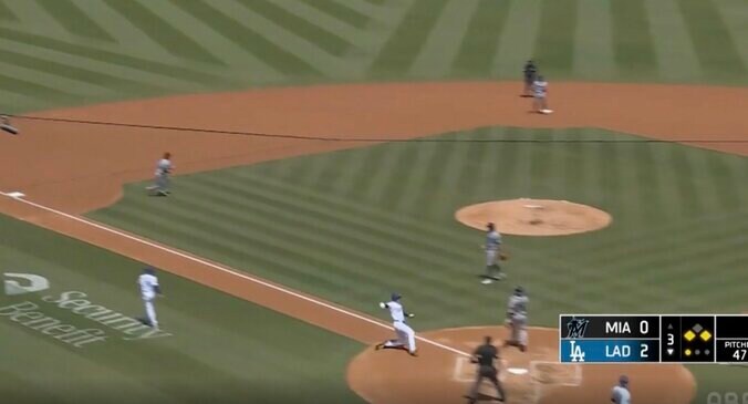 【写真・画像】どうした…！？ 大谷翔平、片手打ちで“まさかの珍光景”「なんやあれw」 相手野手に異変… “異様な飛び方”の特大飛球にファン騒然「金属バットかな」　1枚目