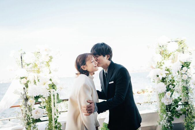 トリンドル玲奈「唇にします？」浅香航大と誓いのキス、指輪も交換『私たち結婚しました2』第1話 8枚目