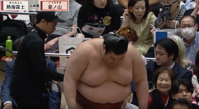 【写真・画像】“土俵際のマジシャン”宇良、客席へ突っ込むも伯乃富士が受け止める 「キャッチした」「助けてくれた」予想外の光景に反響　1枚目