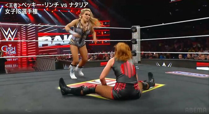 背後からの踏みつけ、前方からの蹴り