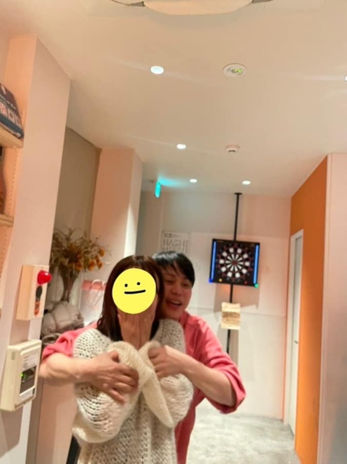  ノンスタ井上の妻、夫との忘年会ラブラブショットを公開するも「なんの写真なのか全くわかりません」  1枚目