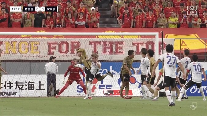 「ファールだろ」フライング顔面エルボーが見逃しに「肘当たってるな」危険なプレーにファン怒り 3枚目