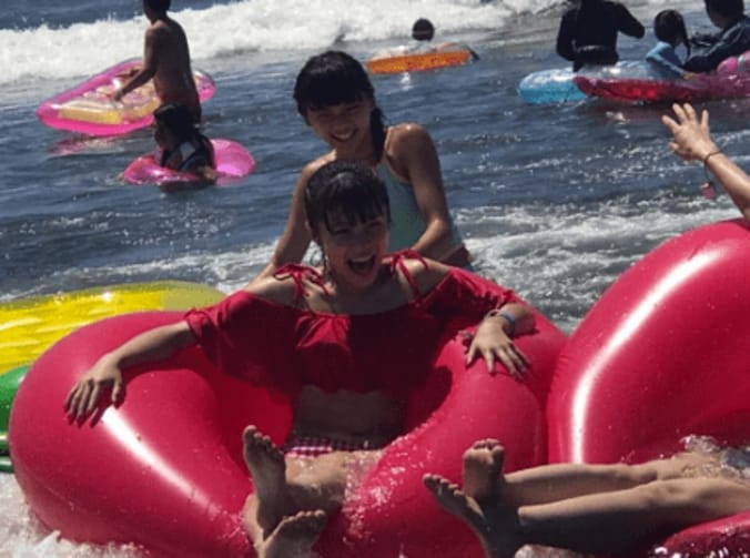 サンシャイン池崎、ローラースケートアイドルと“ジャスティス”ポーズ「イェーーーーイ」 2枚目