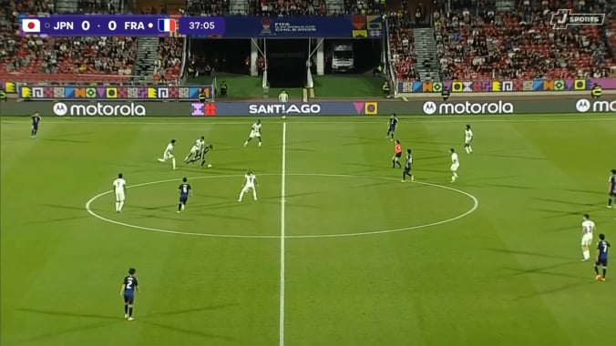 騒然！日本代表10番が“フランス翻弄”「ファウルでしか止められない」「レベチだな」大関友翔が絶品ターン→ユニ掴んだ相手MFに警告【U-20W杯】 3枚目