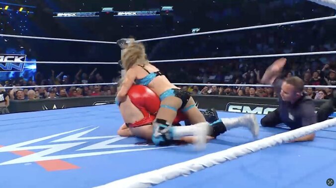 全身で“お尻抑えこみ”にかかるシャーロット